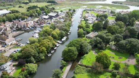 Fluss-Avon-Christchurch-Dorset-England-Drohne,-Luftboote-Vertäut