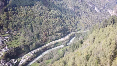 Luftdrohne-Fliegt-über-Den-Fluss-Schweizer-Alpen-Und-überquert-Das-Grüne-Tal,-Schweiz-Herbst-In-Den-Bergen-Von-Calanca-Braggio