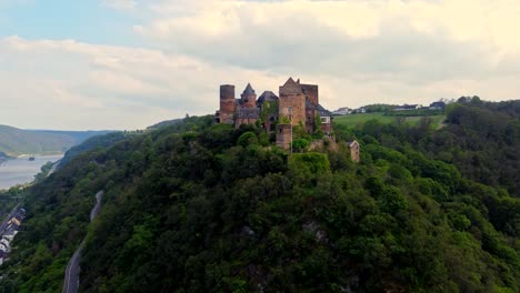 Romantic-medieval-Schoenburg-Castle-hotel-in-Oberwesel,-Germany-on-lush-schönburg-hilltop