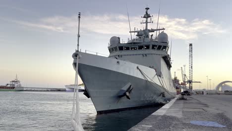 Vorderansicht-Des-Patrouillenbootes-P41-Meteoro-Der-Spanischen-Marine,-Das-Bei-Sonnenuntergang-Im-Hafen-Von-Santa-Cruz-De-Teneriffa-Anlegt