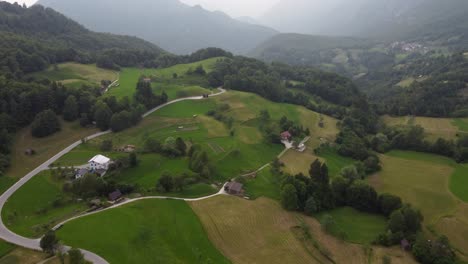Sanfte-Grüne-Hügel-Und-Nebliger-Morgen-Im-Dorf-Dreznica,-Slowenische-Landschaft