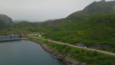 Autocaravana-Conduciendo-Por-La-Carretera-En-Un-Brumoso-Islote-Islendingen-En-Nordland,-Lofoten,-Noruega