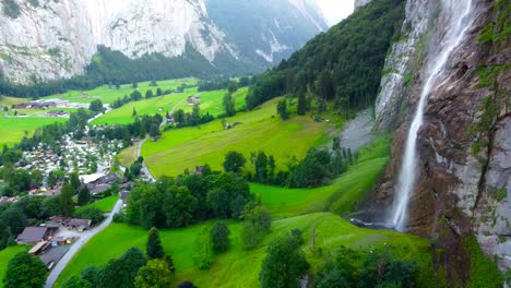 Luftaufnahme-Des-Wasserfalls-Und-Grases-Im-Stadtbild-Von-Lauterbrunnen-Aus-Der-Drohnenansicht-In-Der-Schweiz