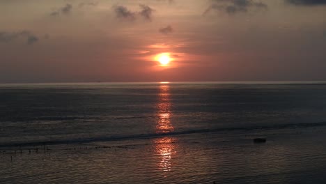 Sunrise-and-sea-at-dawn-on-Nusa-Penida-island,-Bali