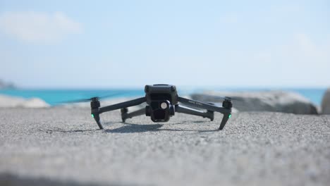 Moderno-Dji-Mavic-3-Pro-Drone-Arrancando-Hélices-Y-Despegando