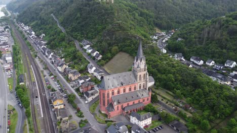 Iglesia-Roja-Liebfrauenkirche-Y-Schönburg-Hilltop-Castle-Hotel-En-Oberwesel,-Alemania