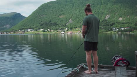 Hombre-Caucásico-Pescando-En-El-Lago-Cerca-De-La-Aldea-De-Medby-En-Senja,-Noruega