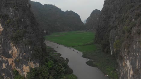 Berühmter-Fluss-Tam-Coc-Von-Oben-Mit-Booten-In-Ninh-Binh-Vietnam,-Luftaufnahme