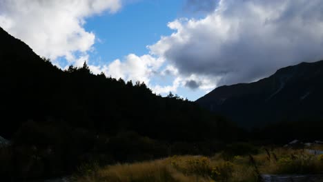 Timelapse-De-Nubes-Rodando-Sobre-Montañas-Forestales-En-La-Sombra