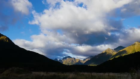 Zeitraffer-Von-Wolken-über-Abgelegenen-Bergen-Neuseelands