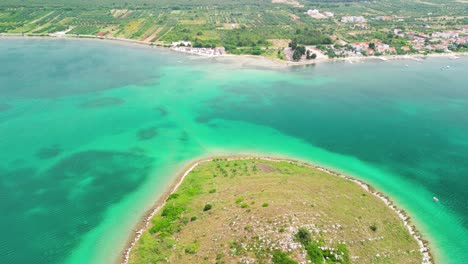 Rotierende-Luftaufnahme-über-Kroatiens-Herzinsel,-Auch-Bekannt-Als-„Galesnjak“-Oder-„Insel-Der-Liebe“,-Eine-Kleine,-Herzförmige-Insel-In-Der-Adria