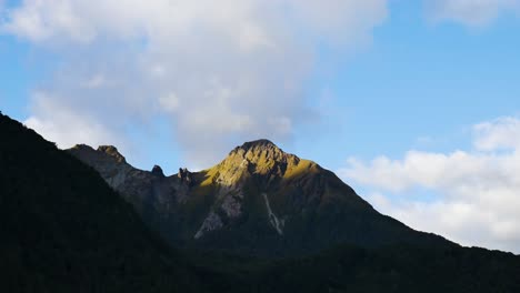 Timelapse-De-Nubes-Alrededor-Del-Pico-De-Una-Montaña-Remota-En-Nueva-Zelanda