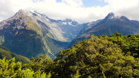 Espectacular-Panorámica-Del-Valle-Colgante-Entre-Montañas-En-Nueva-Zelanda-Con-Arbustos-Ventosos