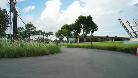 Nehmen-Sie-Drohnenaufnahmen-Von-Der-Marina-Staudammanlage-Ab,-Teil-Der-Nachhaltigen-Entwicklung-Singapurs,-Park-Zur-Erholung-Mit-Baumreihen-Und-Gras