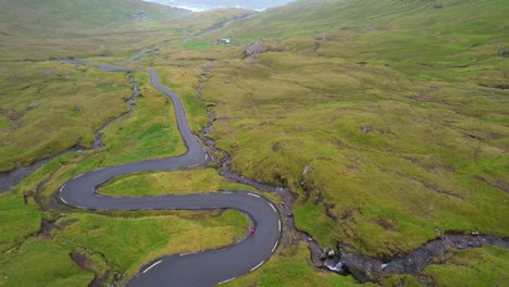Luftaufnahmen-Zeigen-Eine-Kurvenreiche-Straße-Am-Gebirgspass-In-Streymoy,-Färöer-Inseln