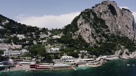 Toma-Amplia-De-Capri,-La-Costa-Italiana-Centrada-En-El-Turismo