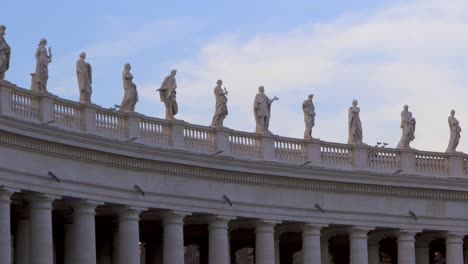 4K-Saint-Peters-Basilica-In-Rome-Pan-Right-Statues-On-Pillars