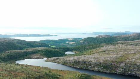 Una-Vista-De-La-Naturaleza-Tranquila-Con-Río-Y-Pistas-En-Blaheia,-Noruega.