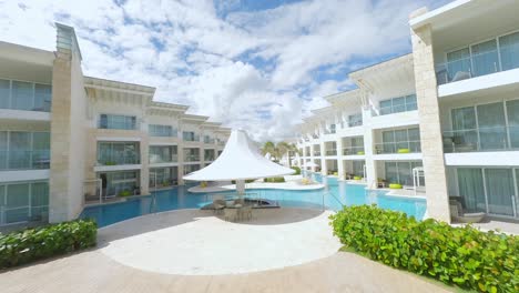 Luftdrohnen-FPV-Fliegt-In-Geringer-Höhe-über-Gärten-Und-Den-Unglaublichen-Pool-Des-Luxus-Nickelodeon-Resorts-In-Punta-Cana-In-Der-Dominikanischen-Republik
