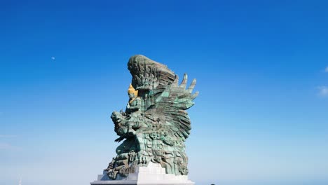 Luftaufnahme-Der-Garuda-Vishnu-Kencana-Statue-Auf-Bali,-Einer-Beeindruckenden-Statue,-Die-Den-Hinduistischen-Gott-Vishnu-Auf-Dem-Mythischen-Vogel-Garuda-Reitet
