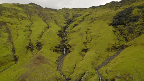 Valle-De-Cascada-épico-Extraterrestre-En-Islandia