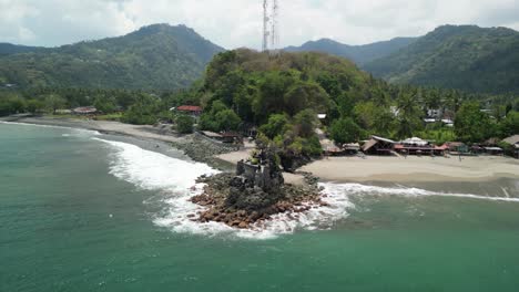 Rotierende-Antenne-Des-Strandes-Und-Der-Küste-Am-Batu-Bolong-Tempel-An-Der-Südwestküste-Von-Bali,-Indonesien