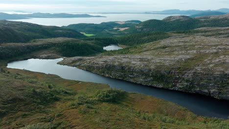 Paisaje-Natural-Tranquilo-Con-Arroyos-Y-Montañas-Insulares-En-Blaheia,-Noruega