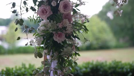 Fesselnde-Und-Detaillierte-Aufnahme-Exquisiter-Blumen,-Sorgfältig-Arrangiert-Für-Eine-Hochzeitszeremonie