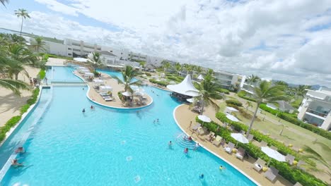 Wunderschöner-Pool-Des-Luxus-Nickelodeon-Resort-Resorts-In-Punta-Cana-In-Der-Dominikanischen-Republik