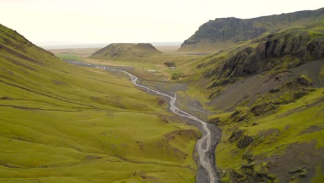 Seljavallalaug-Piscina-Geotérmica-Escondida-En-Un-Valle-Apartado-De-Islandia
