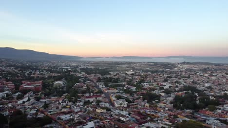 Luftaufnahme-über-Die-Wunderschöne-Historische-Mexikanische-Stadt-San-Miguel-De-Allende-In-Guanajuato,-Mexiko,-Mit-Blick-Auf-Die-Bunten-Häuser-Und-Die-Atemberaubende-Berglandschaft-Im-Hintergrund