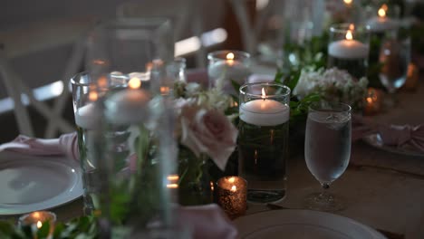 Wunderschön-Arrangierter-Langer-Tisch-Für-Eine-Hochzeitsfeier,-Geschmückt-Mit-Zarten-Kerzen,-Frischen-Blumen-Und-Allen-Details,-Die-Zu-Einer-Romantischen-Und-Stilvollen-Atmosphäre-Beitragen