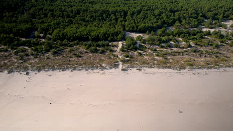Luftaufnahme-Der-Sanddünenküste-Von-Hel-Im-Kreis-Puck,-Woiwodschaft-Pommern,-Nordpolen