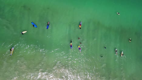 Menschen-Auf-Surfbrettern-Am-Gewässer-Von-Selong-Belanak-Beach-In-Lombok,-Einem-Tropischen-Paradies-Auf-Der-Indonesischen-Insel