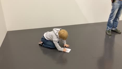 Ulmengrün--Und-Dragset-Ausstellung-Im-Centre-Pompidou-Metz-2023-–-Hockender-Junge