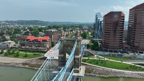 Luftaufnahme-Von-Covington,-Kentucky:-Roebling-Brücke-überspannt-Den-Ohio-River,-Flankiert-Von-Modernen-Wolkenkratzern,-CTI