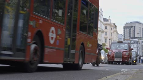 Autobuses-Y-Vehículos-Circulando-Por-Una-Calle-De-Londres,-Reino-Unido