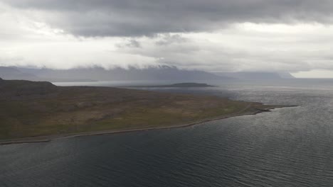 Vista-Aérea-De-La-Costa-En-Los-Fiordos-Occidentales-Durante-El-Día-Nublado-Gris-Oscuro-En-La-Isla-De-Islandia