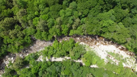 Langsame-Vogelperspektive-über-Dem-Fluss-Und-Den-Grünen-Bergen-In-Vermont,-USA