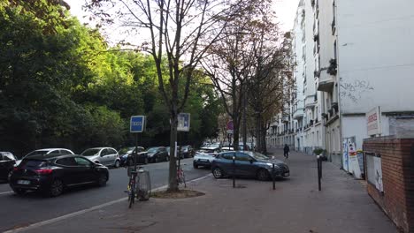 Autos-Fahren-Durch-Die-Straßen-Von-Paris-Im-Parc-De-Buttes-Chaumont,-19.-Arrondissement