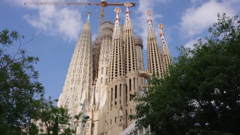 Kuppeln-Und-Himmel-Der-Sagrada-Familia-In-Barcelona,-Spanien