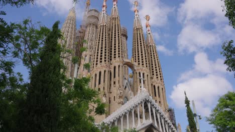 Kuppeln-Zwischen-Bäumen-Der-Sagrada-Familia-In-Barcelona,-Spanien