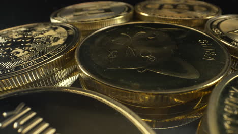 Shiba-Inu-Hund-Auf-Einer-Münze,-Goldene-Dogenmünze-Auf-Einem-Stapel-Kryptomünzen,-Die-Sich-Auf-Schwarzem-Hintergrund-Drehen,-Kryptomarkt,-Rotierende-4K-Aufnahme