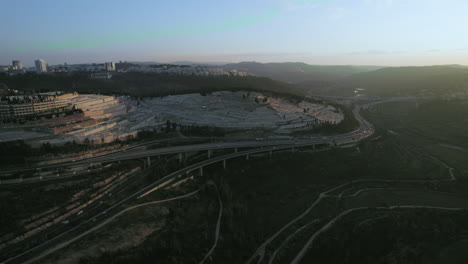 Enorme-Puente-De-Tren-De-Pasajeros-Frente-Al-Cementerio-De-Har-Hamenuchot-En-La-Entrada-De-Jerusalén,-Israel