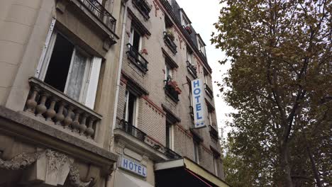Entrada-De-Diseño-De-Hotel-Vintage,-Fachada-Y-Balcones-De-Estilo-Europeo-Parisino.