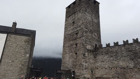 Touristen-Besuchen-Burgen-Von-Bellinzona-Im-Schweizer-Alpental,-Befestigte-Mauern,-Historisches-UNESCO-Wahrzeichen