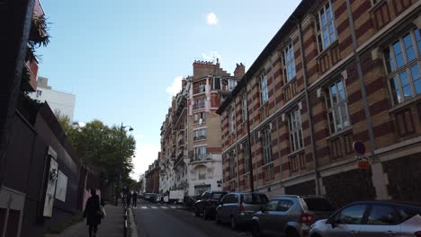 Las-Calles-De-París-En-Otoño-La-Gente-Camina-Por-La-Fachada-De-Apartamentos-Tradicionales-Antiguos