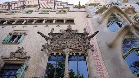 Zoom-out-Gaudi's-Casa-Amatller-Window-in-Barcelona,-Spain