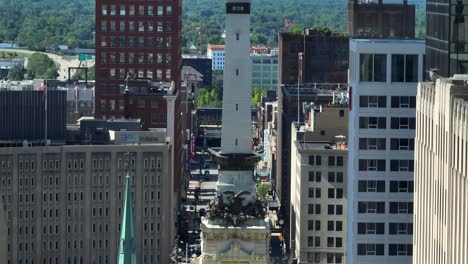 Long-shot-of-Soldiers-and-Sailors-Statue-in-Monument-Circle-in-downtown-Indianapolis,-Indiana