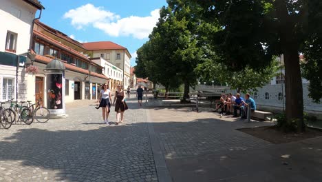 Un-Paseo-Por-Una-Calle-Peatonal-A-Lo-Largo-De-Un-Canal-En-Liubliana-En-Un-Día-Soleado